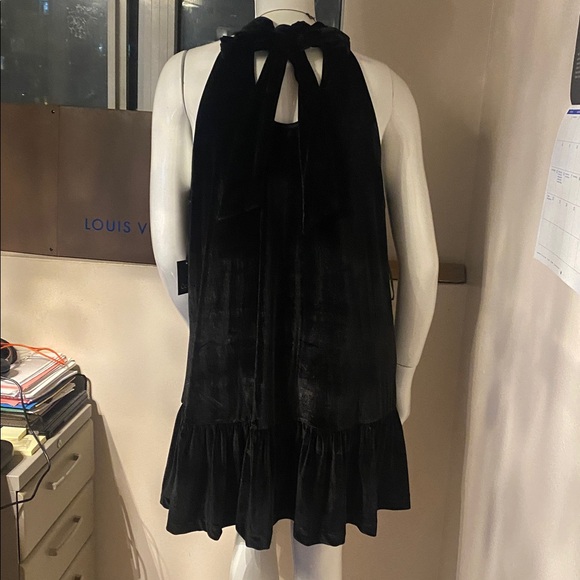 Elegant Black Velvet Dress with Embellishments - Picture 3 of 12